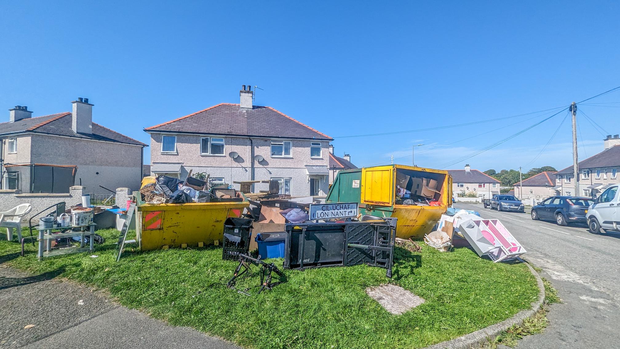 Sgipiau llawn sbwriel ar stad Peblig, Caernarfon.